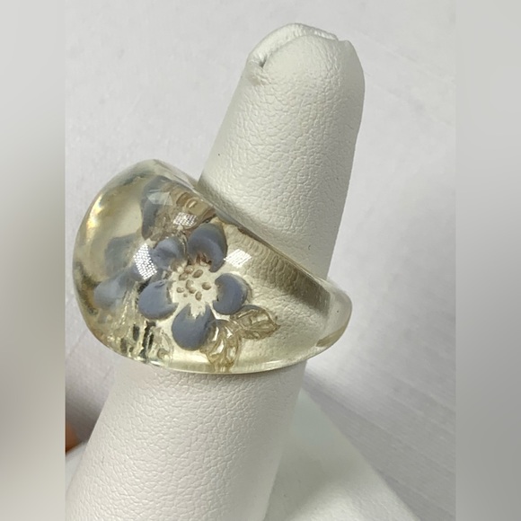 Vintage Clear Lucite Reverse Painted Lilac Floral Bubble Domed Ring size 6.5 - Picture 7 of 9